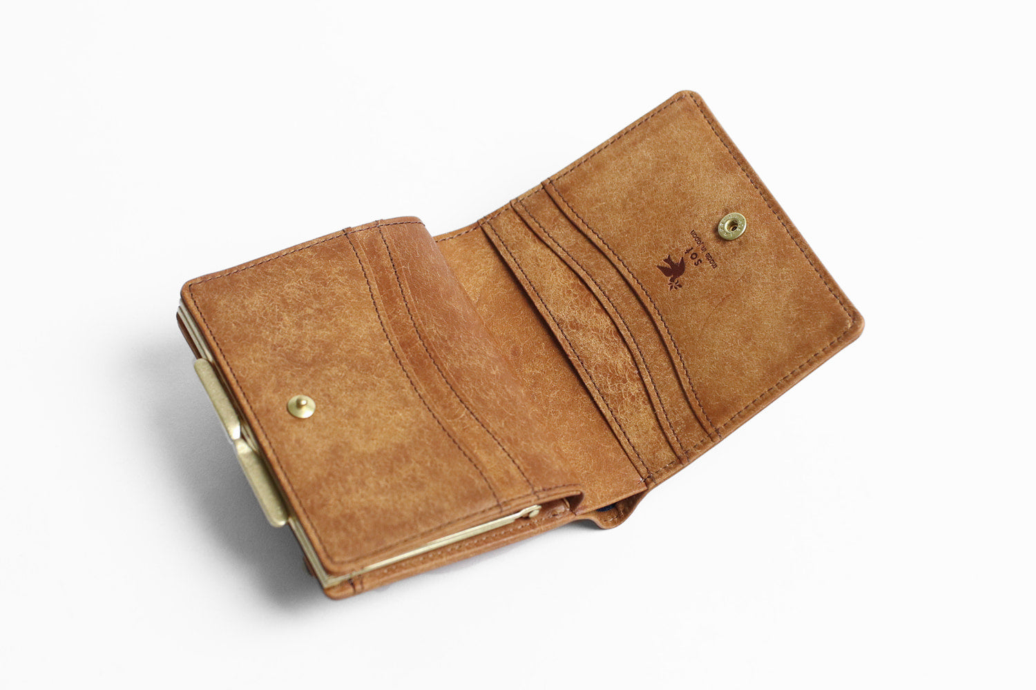 sot / Pueblo Leather Enjoy the unique aging process. A wallet with a clasp that highlights the appeal of distinctive Italian leather. 