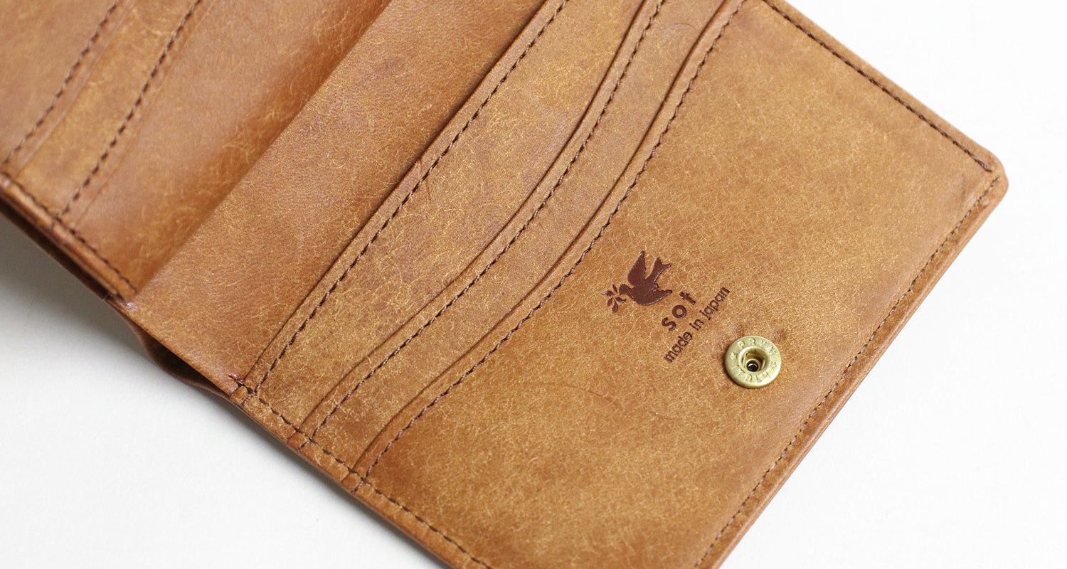 sot / Pueblo Leather Enjoy the unique aging process. A wallet with a clasp that highlights the appeal of distinctive Italian leather. 