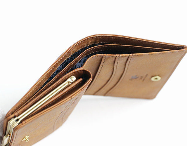 sot / Pueblo Leather Enjoy the unique aging process. A wallet with a clasp that highlights the appeal of distinctive Italian leather. 