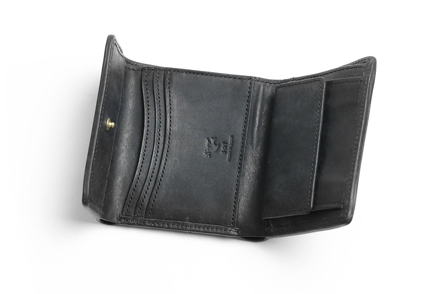 sot / Pueblo Leather Enjoy the unique aging effect. A compact wallet that stands out with its unique Italian leather charm. 