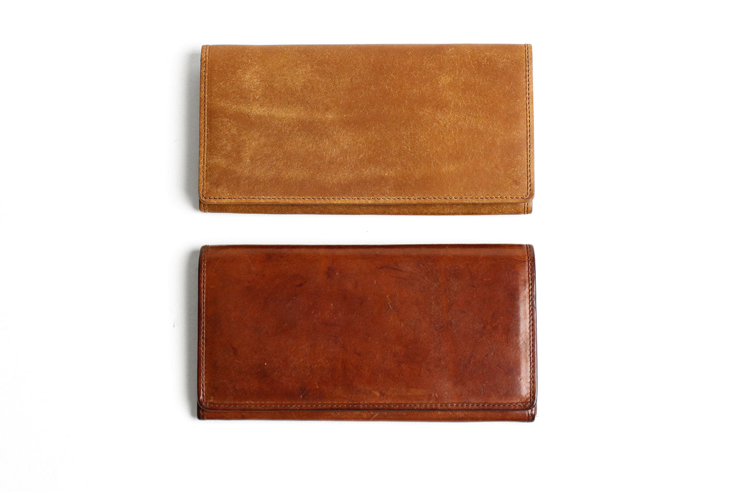 sot / Pueblo Leather Enjoy the unique aging process. A wallet with a clasp that highlights the appeal of distinctive Italian leather. 