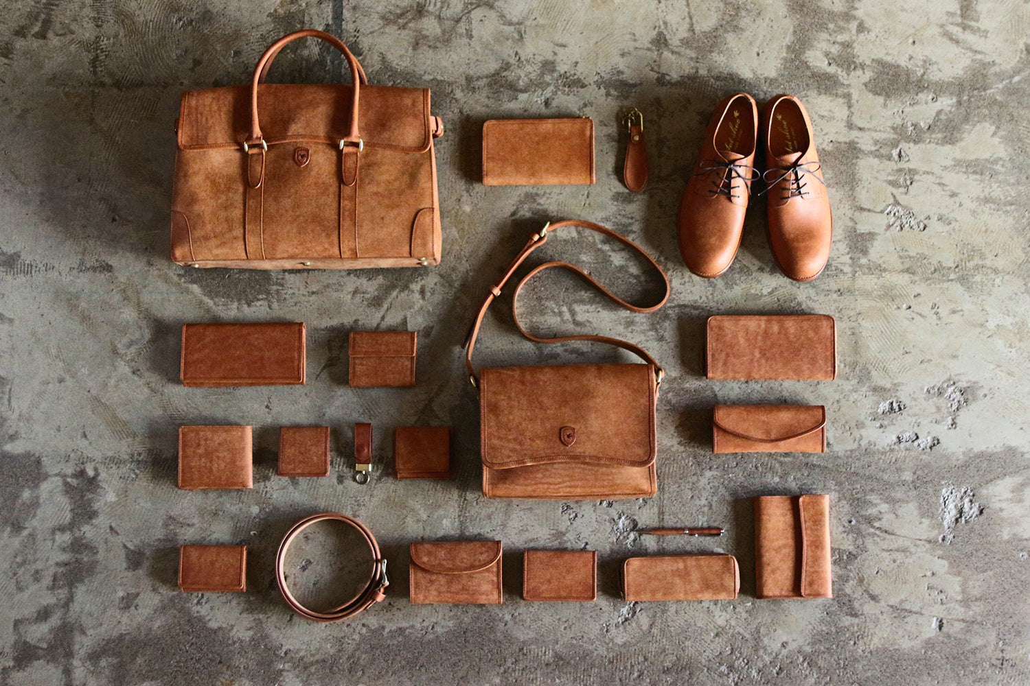 sot / Pueblo Leather Enjoy the unique aging process. A briefcase that highlights the appeal of distinctive Italian leather 