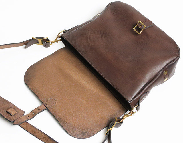 vasco / LEATHER POSTMAN SHOULDER BAG -MEDIUM（PLANE）