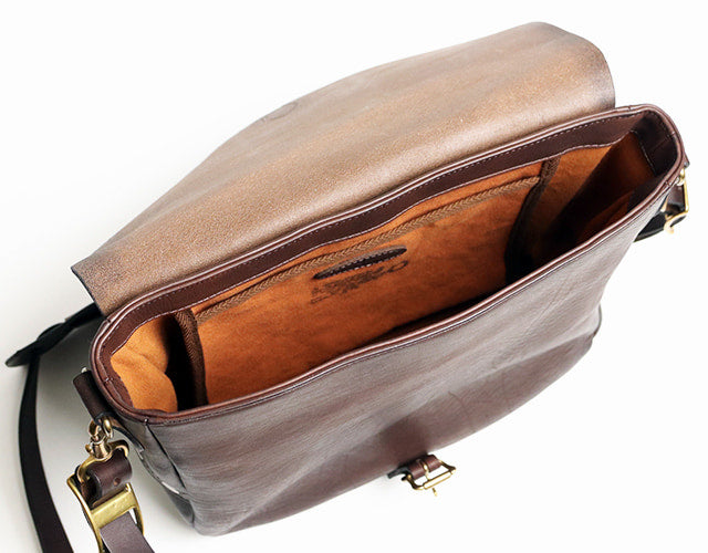 vasco / LEATHER POSTMAN SHOULDER BAG -MEDIUM（PLANE）