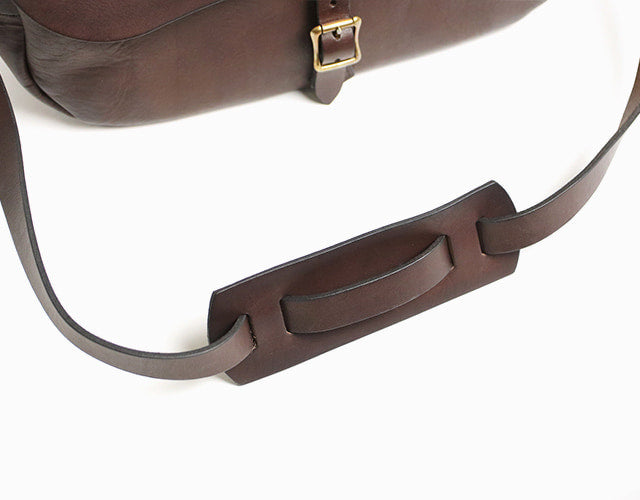 vasco / LEATHER POSTMAN SHOULDER BAG -MEDIUM (PLANE)