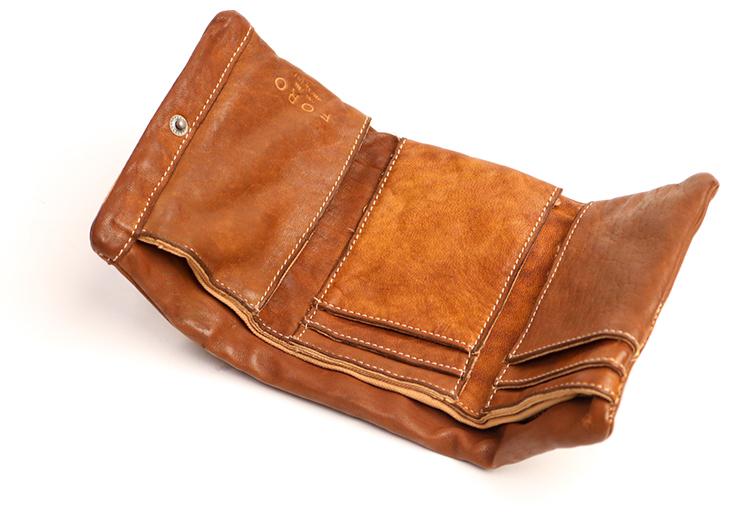 REALMIND / FORO A unique texture. Soft and lightweight tri-fold wallet made of high-quality piece-dyed horse-tanned leather