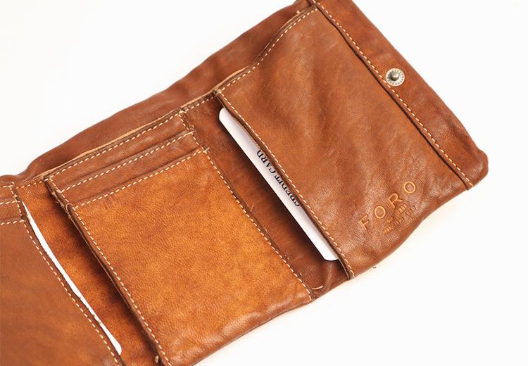 REALMIND / FORO A unique texture. Soft and lightweight tri-fold wallet made of high-quality piece-dyed horse-tanned leather