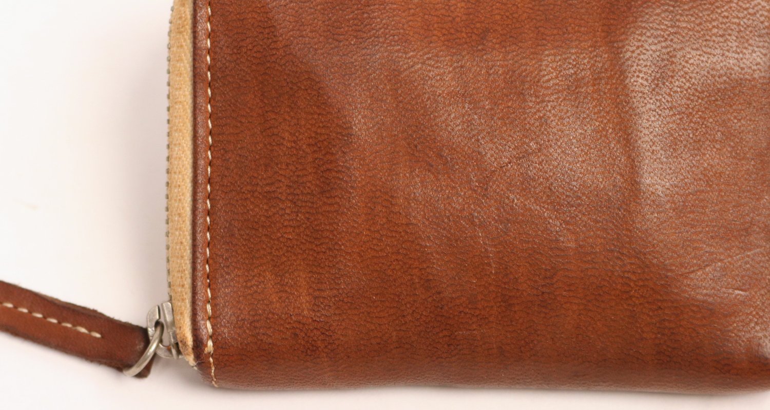 REALMIND / FORO A unique texture. A mini wallet made of soft and light high-quality horse-tanned leather.