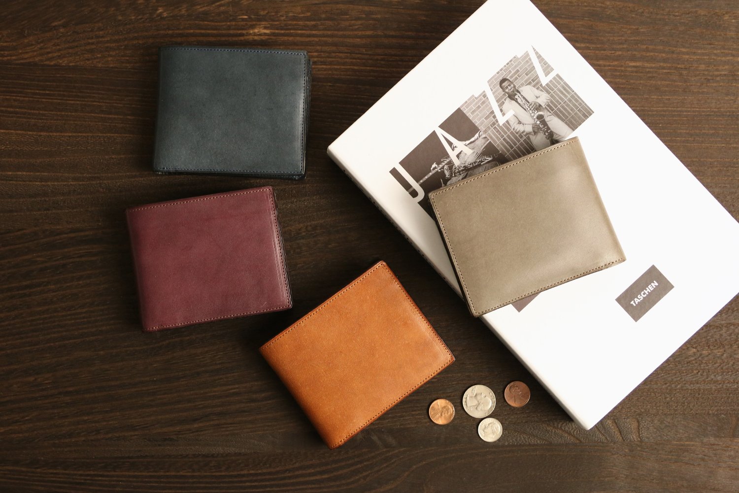 asumederu / ROROMA A bi-fold wallet made of pure domestic leather "Roroma" whose color deepens the more you use it. 