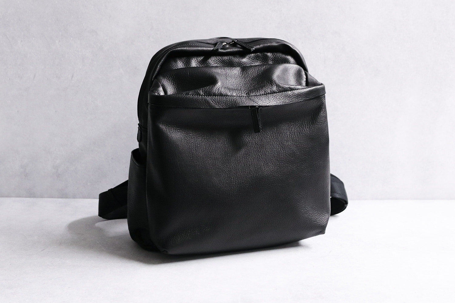 REALMIND / Machiyama Peace of mind even on rainy days! Let's go to the city/mountain with a waterproof leather backpack made of cowhide (genuine leather). 