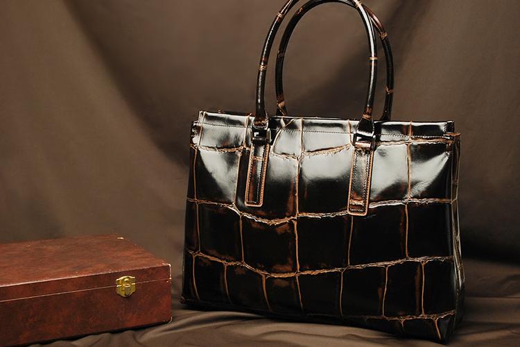 REALMIND / PRIMA Glossy large crocodile embossed leather tote bag