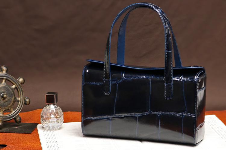 REALMIND / PRIMA Gorgeous large crocodile embossed leather box-shaped handbag