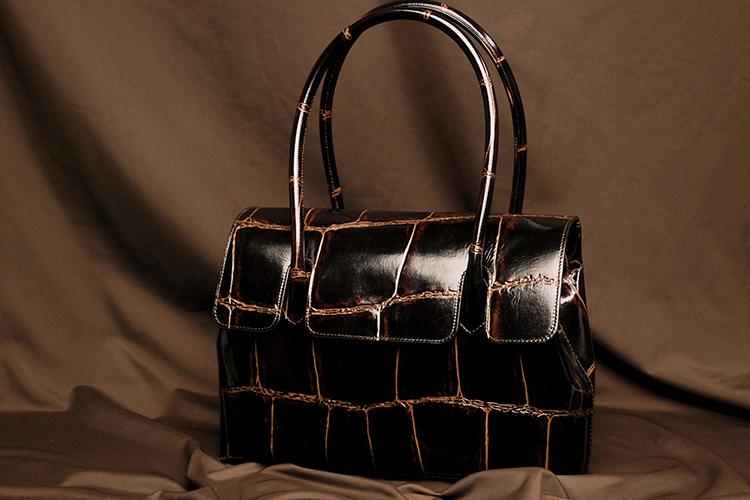 REALMIND / PRIMA A4 tote bag made of glossy large croco-embossed leather
