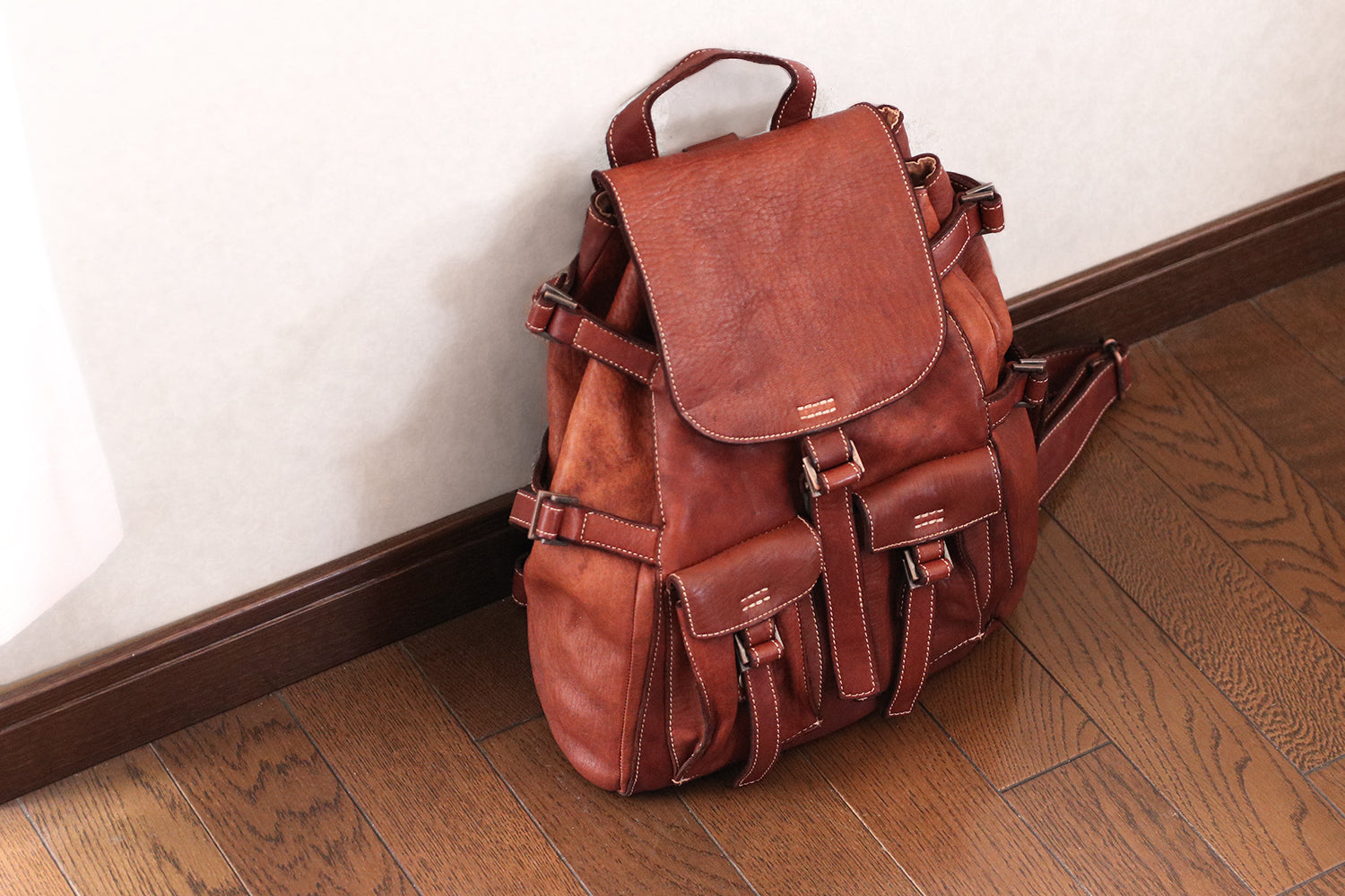 REALMIND / FORO A unique texture. Soft and lightweight high-quality piece-dyed horse-tanned leather backpack