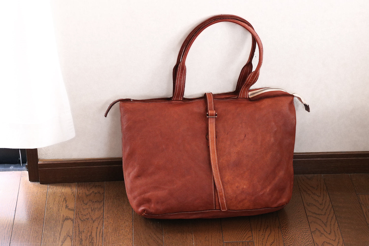 REALMIND / FORO A unique texture. A large tote bag made of soft and light high-quality piece-dyed horse-tanned leather.