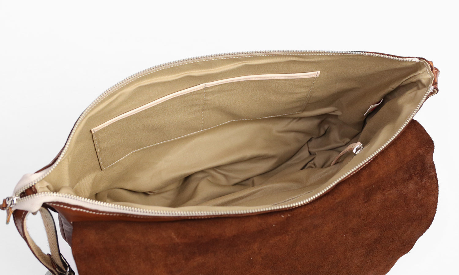 REALMIND / FORO A unique texture. Soft and lightweight high-quality piece-dyed horse-tanned leather shoulder bag