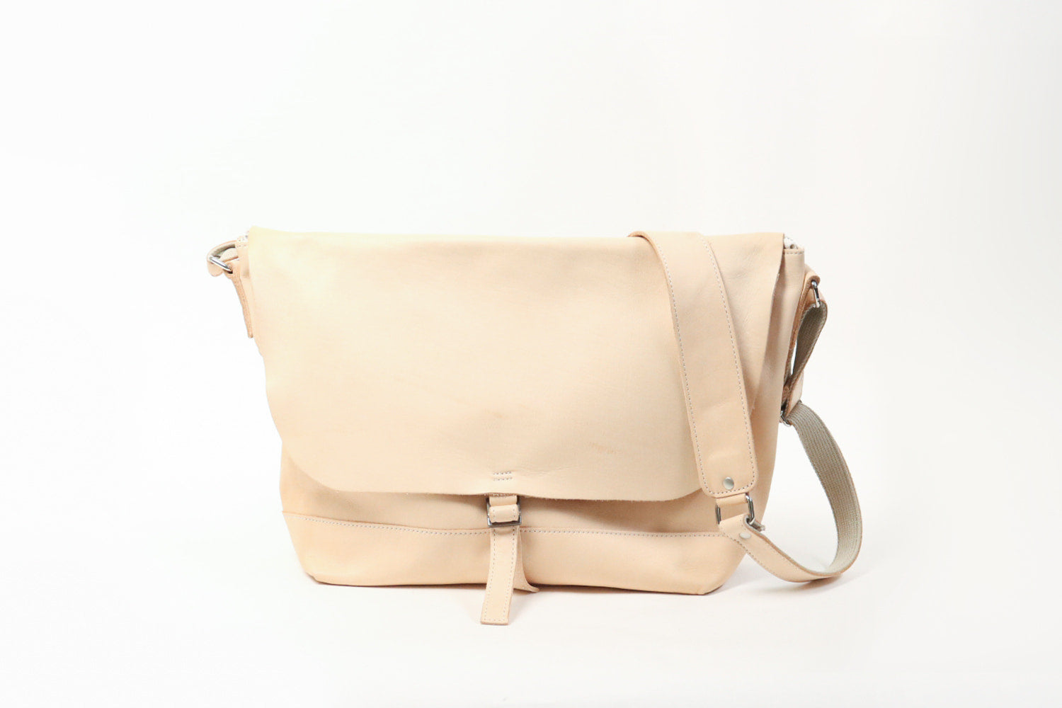 REALMIND FORO Natural Let's grow it into a candy color. Rare horse-grown tanned shoulder bag