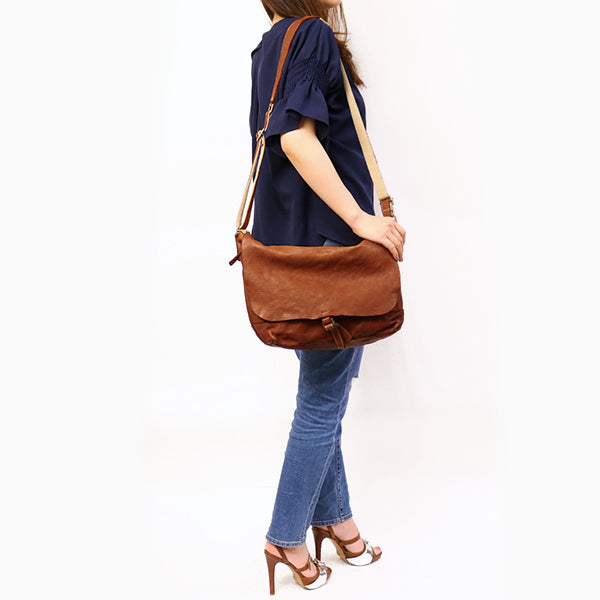 REALMIND / FORO A unique texture. Soft and lightweight high-quality piece-dyed horse-tanned leather shoulder bag
