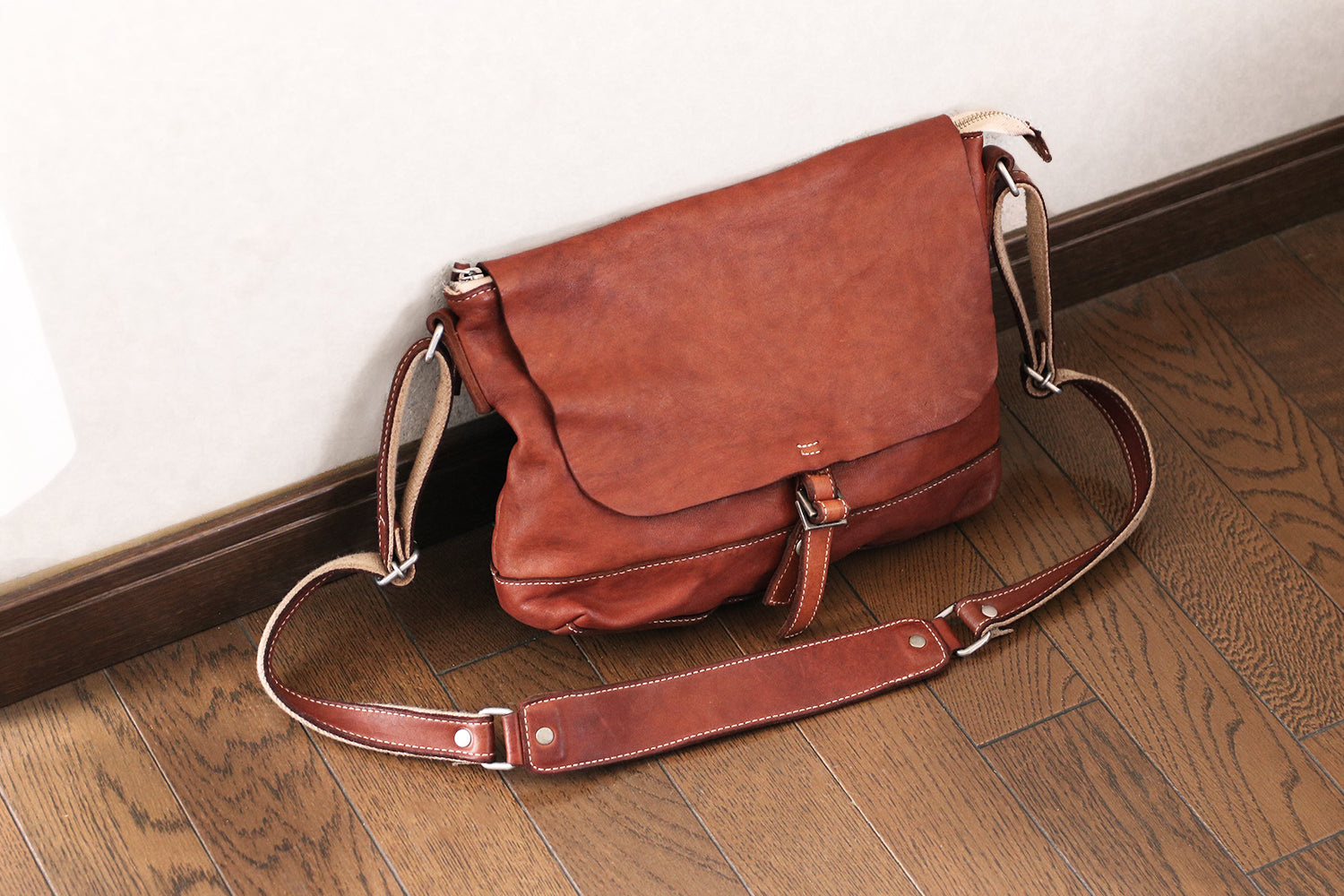 REALMIND / FORO A unique texture. Soft and lightweight high-quality piece-dyed horse-tanned leather shoulder bag S