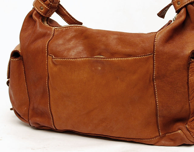 REALMIND / FORO A unique texture. A 2-way bag made of soft and light high-quality horse-tanned leather.