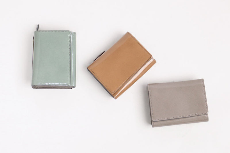 Neutral Gray  ツヤめく美しいエナメルの ニュアンスカラー 三つ折財布 小さめ