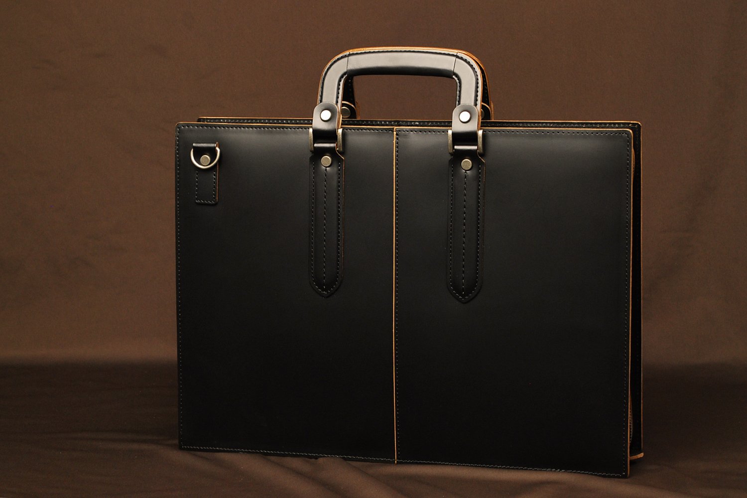 COMPLEX GARDENS / Handle stitching that shines with traditional techniques. Cowhide tanned glass business bag