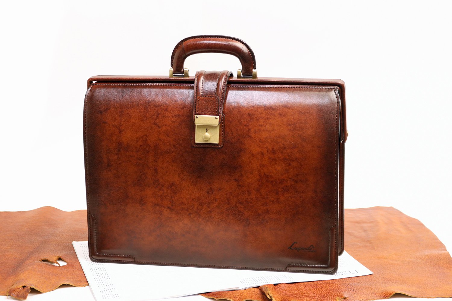 Lugard /G-3 One-of-a-kind shadow finish. A slim Dulles bag with a vintage feel