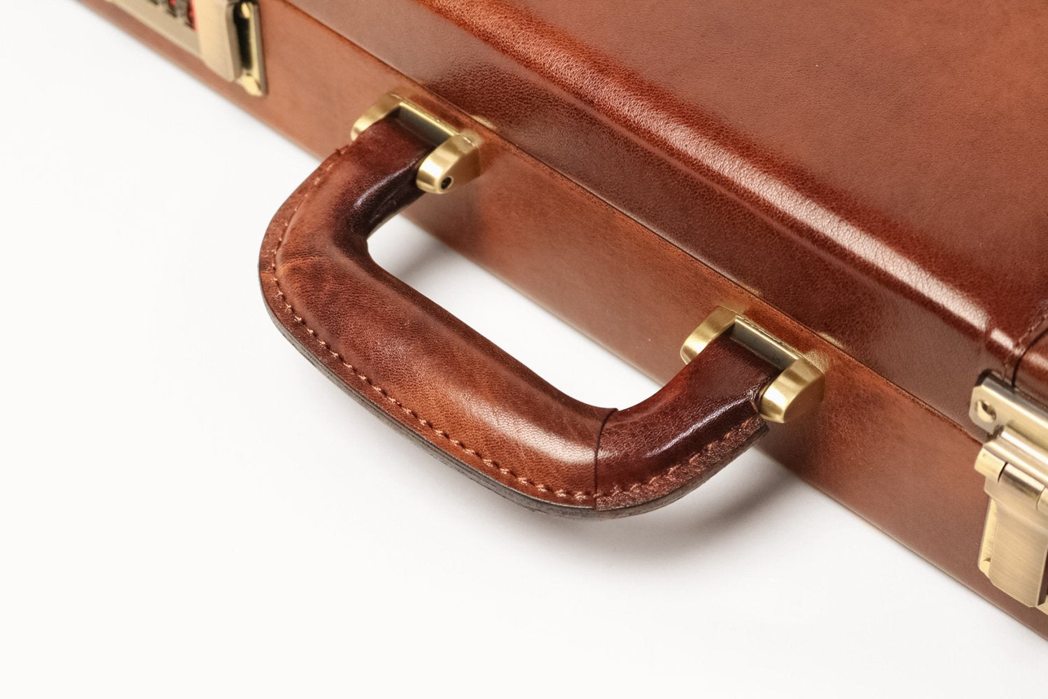 Lugard's one-of-a-kind shadow finish. Attaché case L with a vintage feel