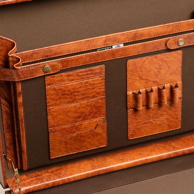 Lugard's one-of-a-kind shadow finish. Attaché case L with a vintage feel