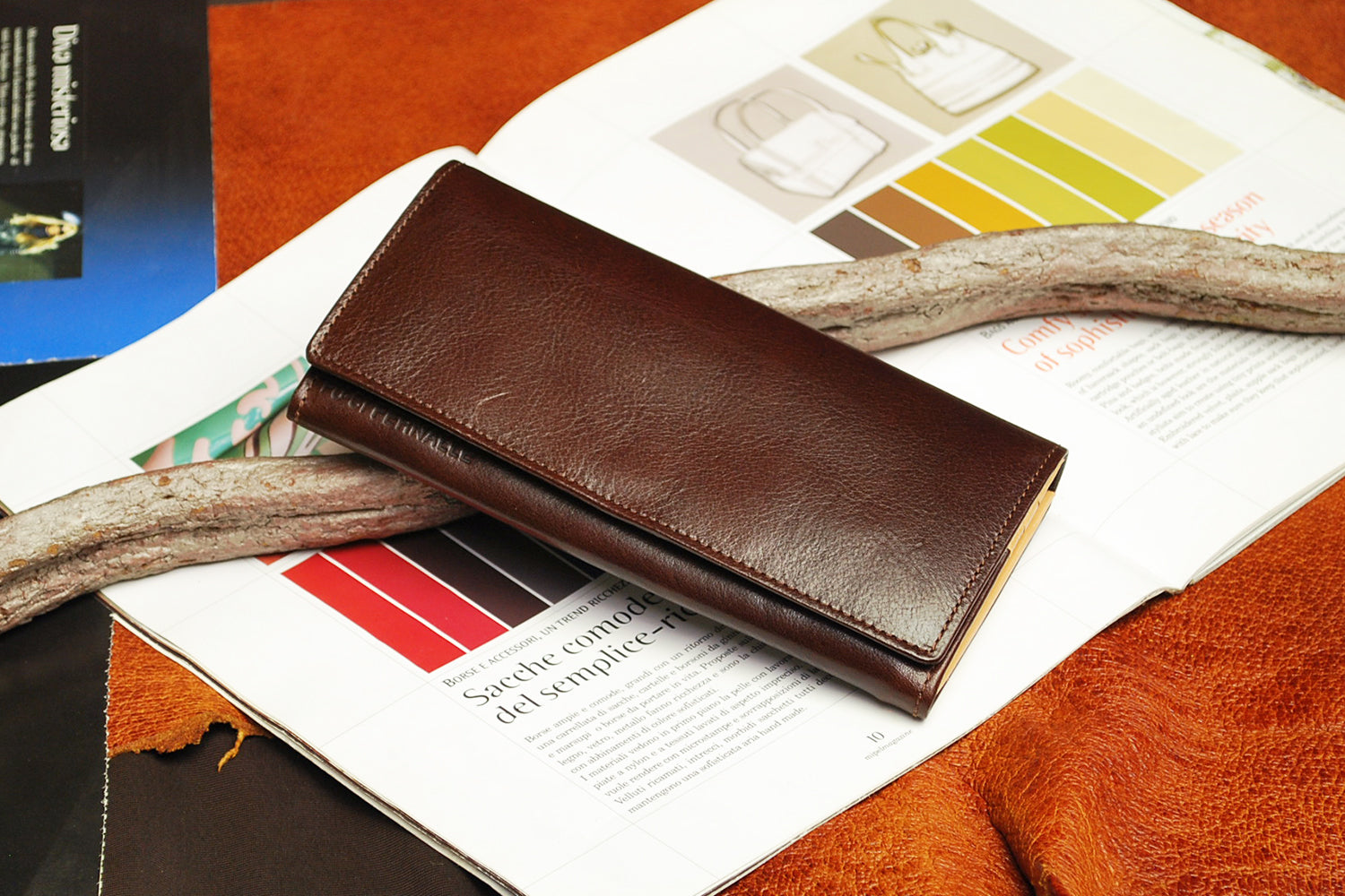 FU-SI FERNALLE / OLFAS Fits comfortably in your hand. A long wallet made of high-quality Italian leather with a rich taste