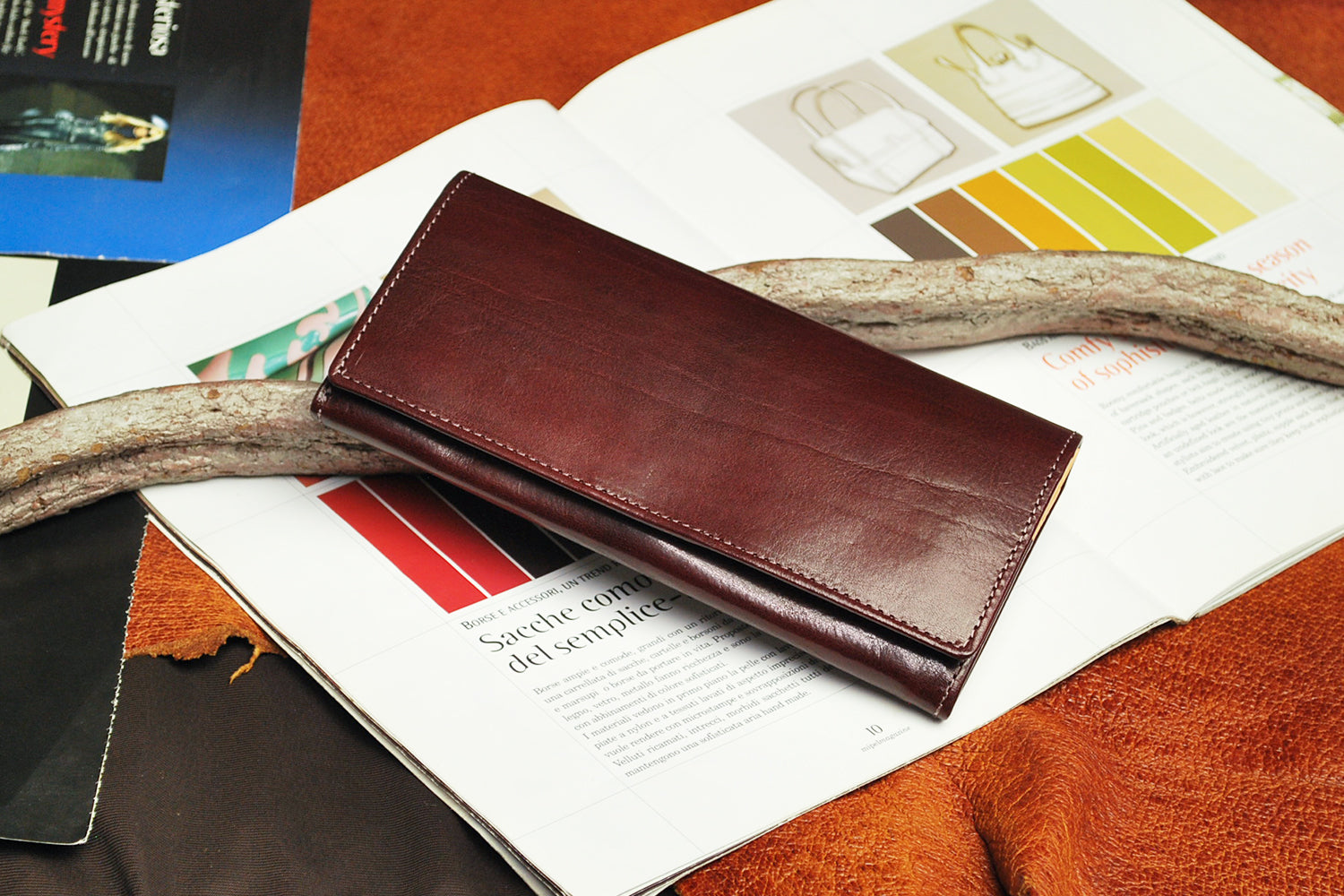 FU-SI FERNALLE / OLFAS Fits comfortably in your hand. A long wallet made of high-quality Italian leather with a rich taste
