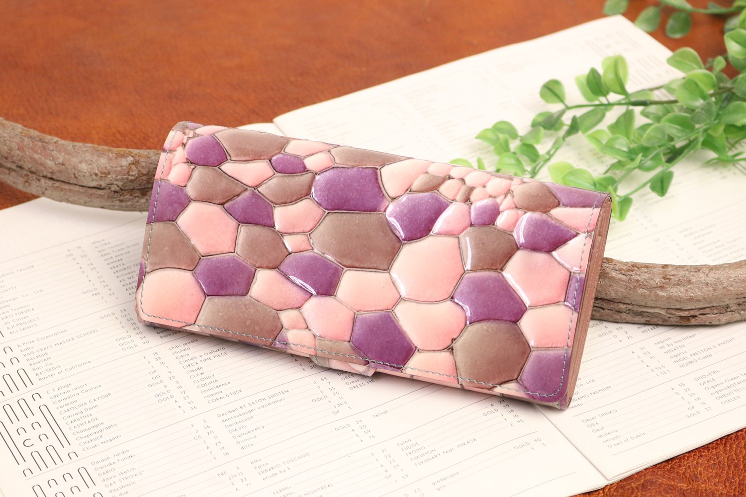 FU-SI FERNALLE / BAGILIO collection Beautiful colors that catch the eye Beautiful enameled Italian leather long wallet