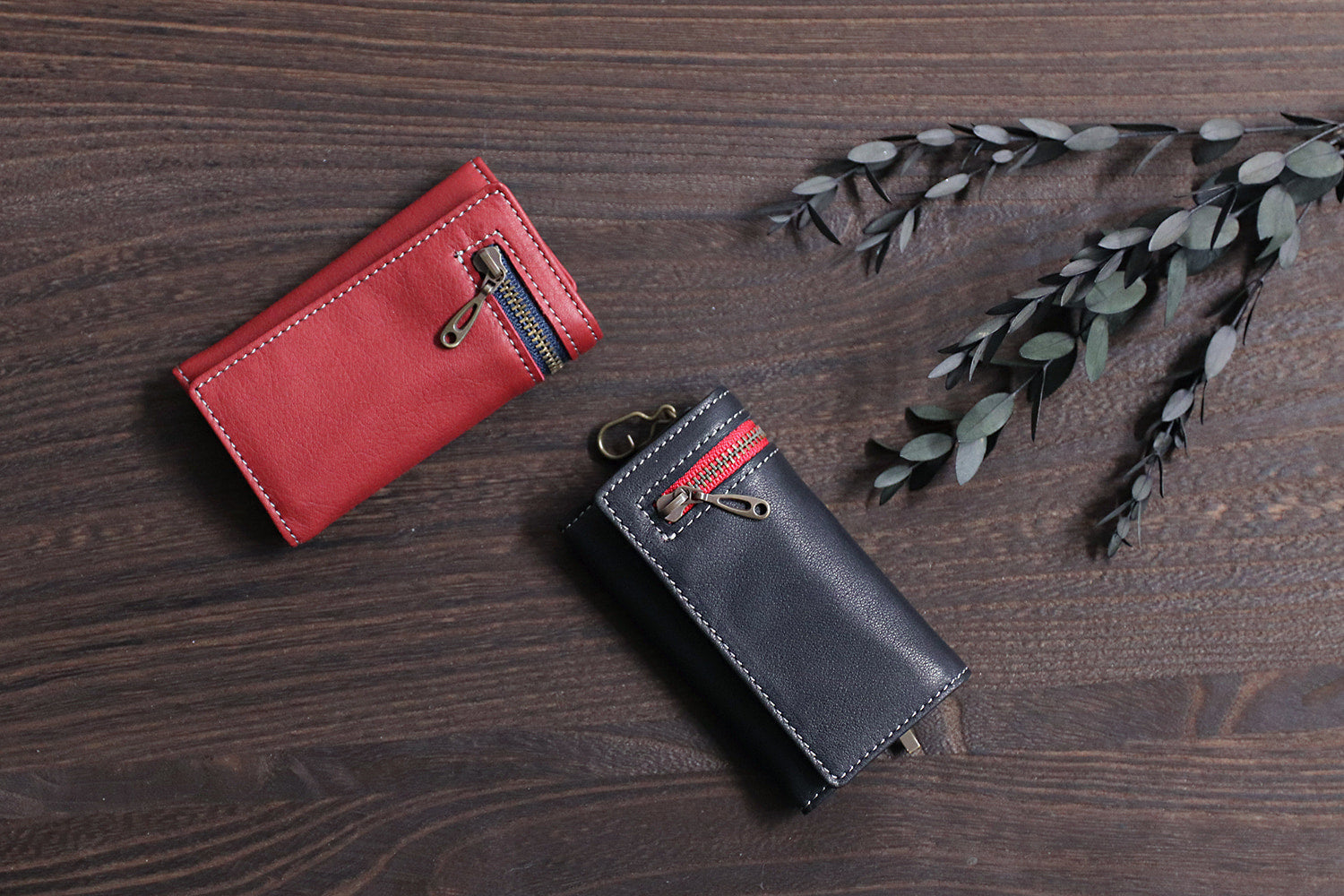 FU-SI FERNALLE /DAMAGE 301 Finishes available. A key case made of high-quality soft leather with a vintage feel.