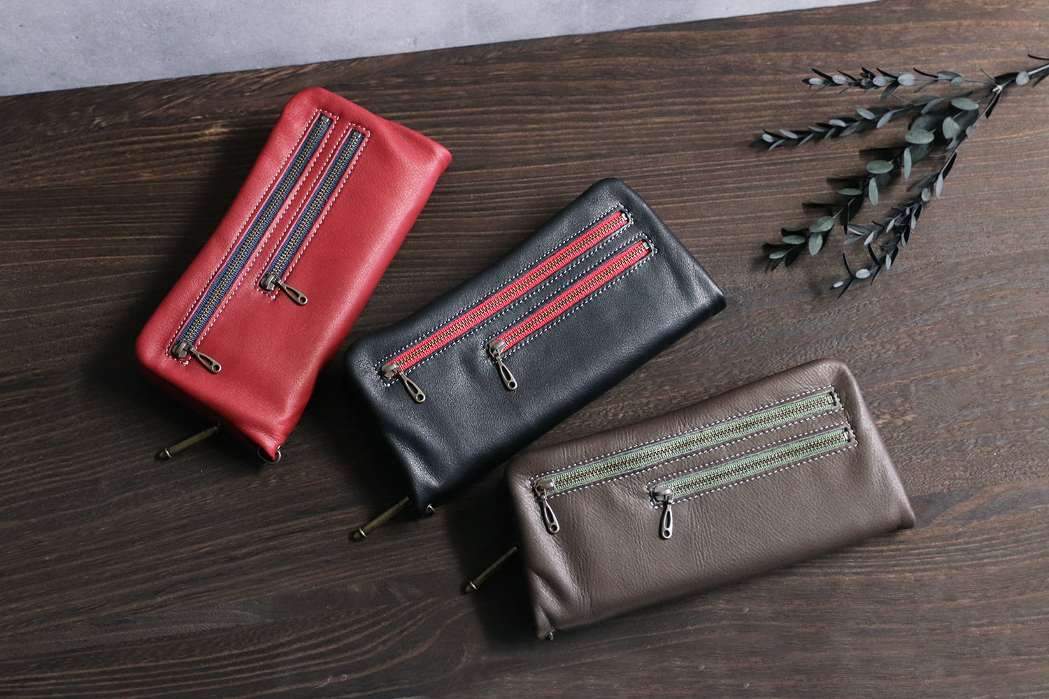 FU-SI FERNALLE /DAMAGE 301 Finishes available. Long wallet made of high-quality soft leather with a vintage feel 
