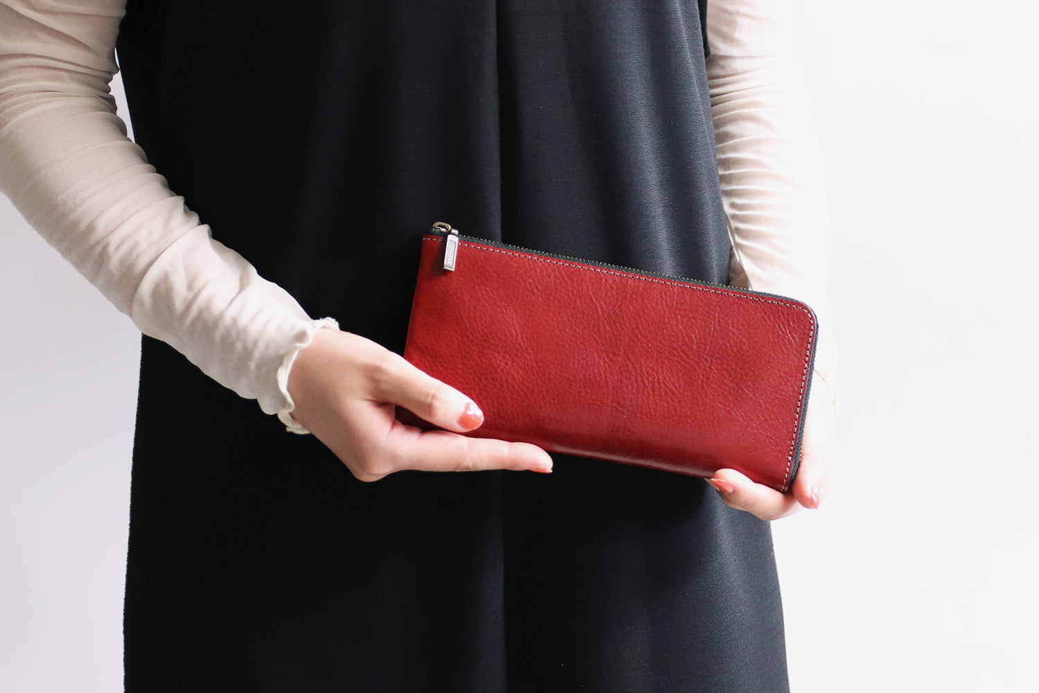 FU-SI FERNALLE / OLFAS Fits comfortably in your hand. L zipper long wallet made of tasteful high quality Italian leather