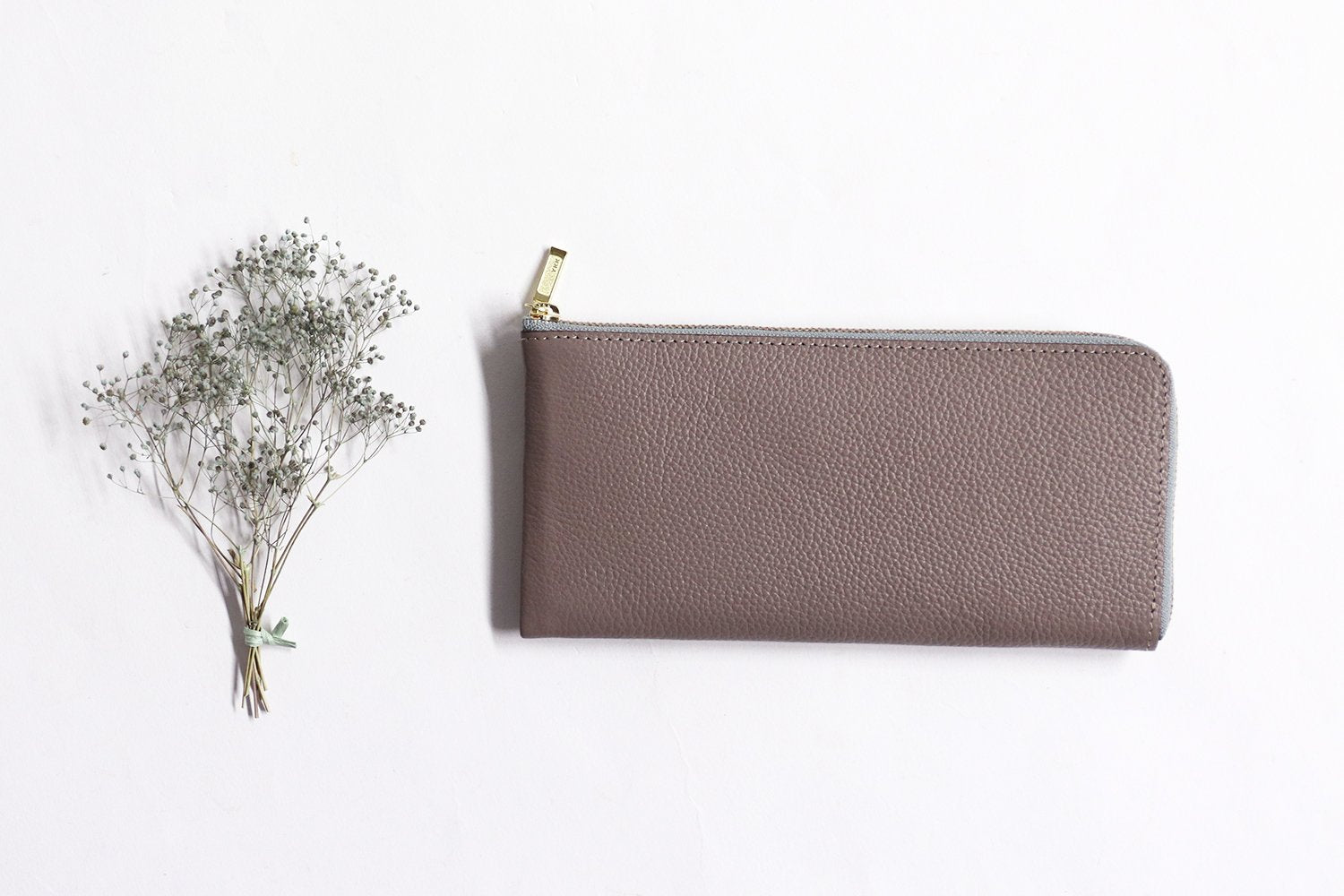 FU-SI FERNALLE / Laviela Slim L zipper long wallet made of high-quality cowhide with a soft touch