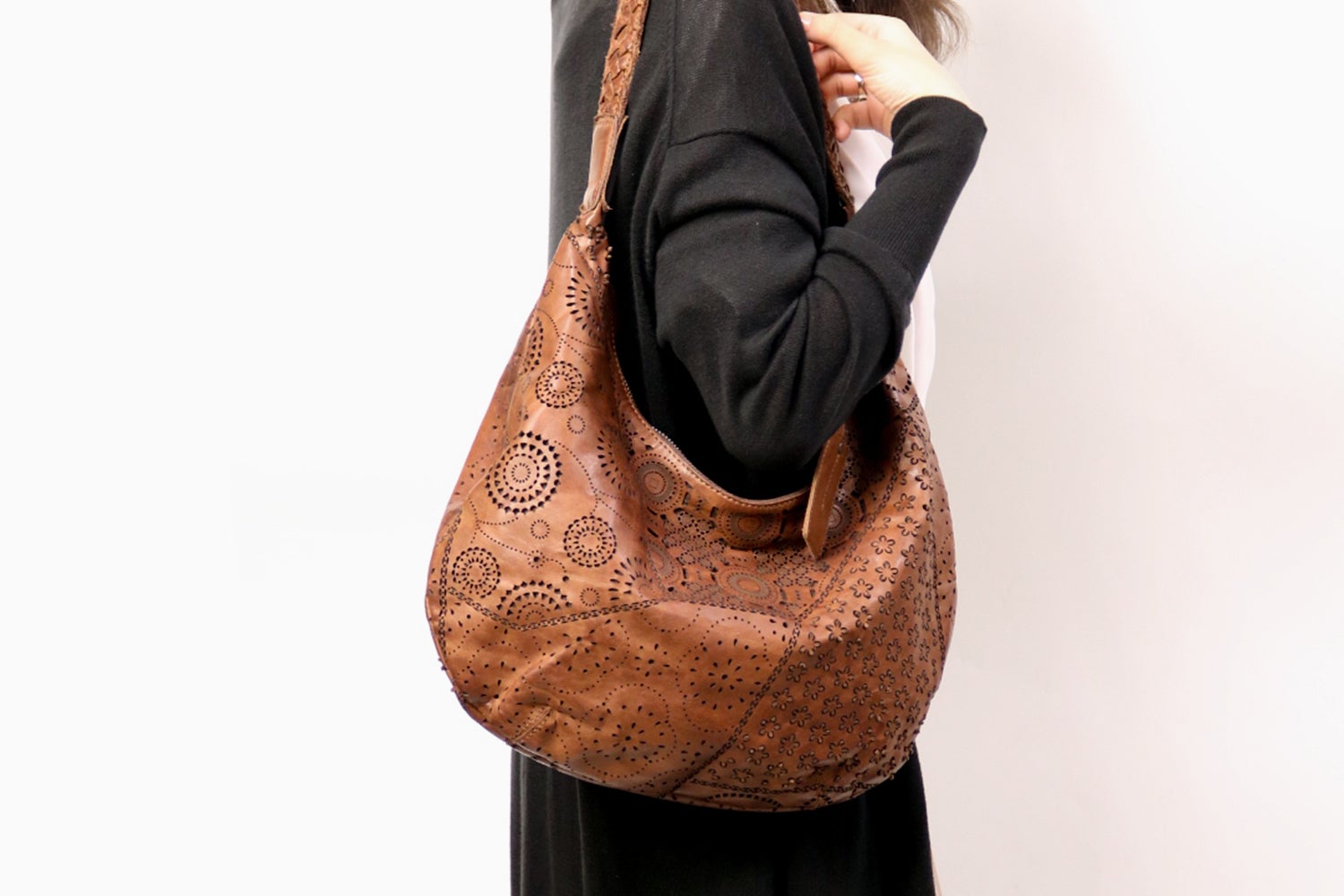 AL'X Rare flower-punched leather washed tote bag 