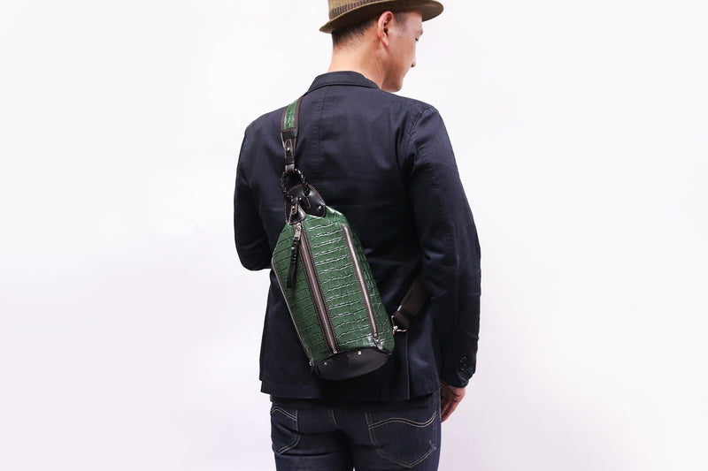 Kiefer neu / amore 高級感漂うクロコ型押しレザー のベルト付きボディバッグ