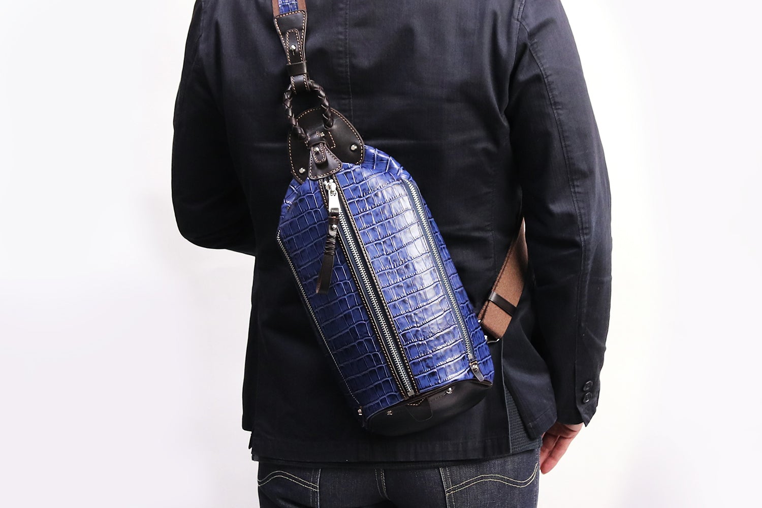 Kiefer neu / amore Luxurious crocodile-embossed leather body bag with belt 