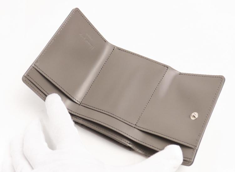 Neutral Gray  ツヤめく美しいエナメルの ニュアンスカラー 三つ折財布 小さめ
