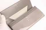 Neutral Gray  ツヤめく美しいエナメルの ニュアンスカラー ギャルソンウォレット