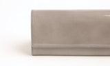 Neutral Gray  ツヤめく美しいエナメルの ニュアンスカラー ギャルソンウォレット