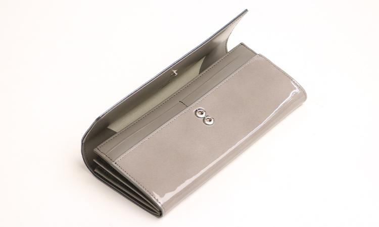 Neutral Gray  ツヤめく美しいエナメルの ニュアンスカラー ギャルソンウォレット
