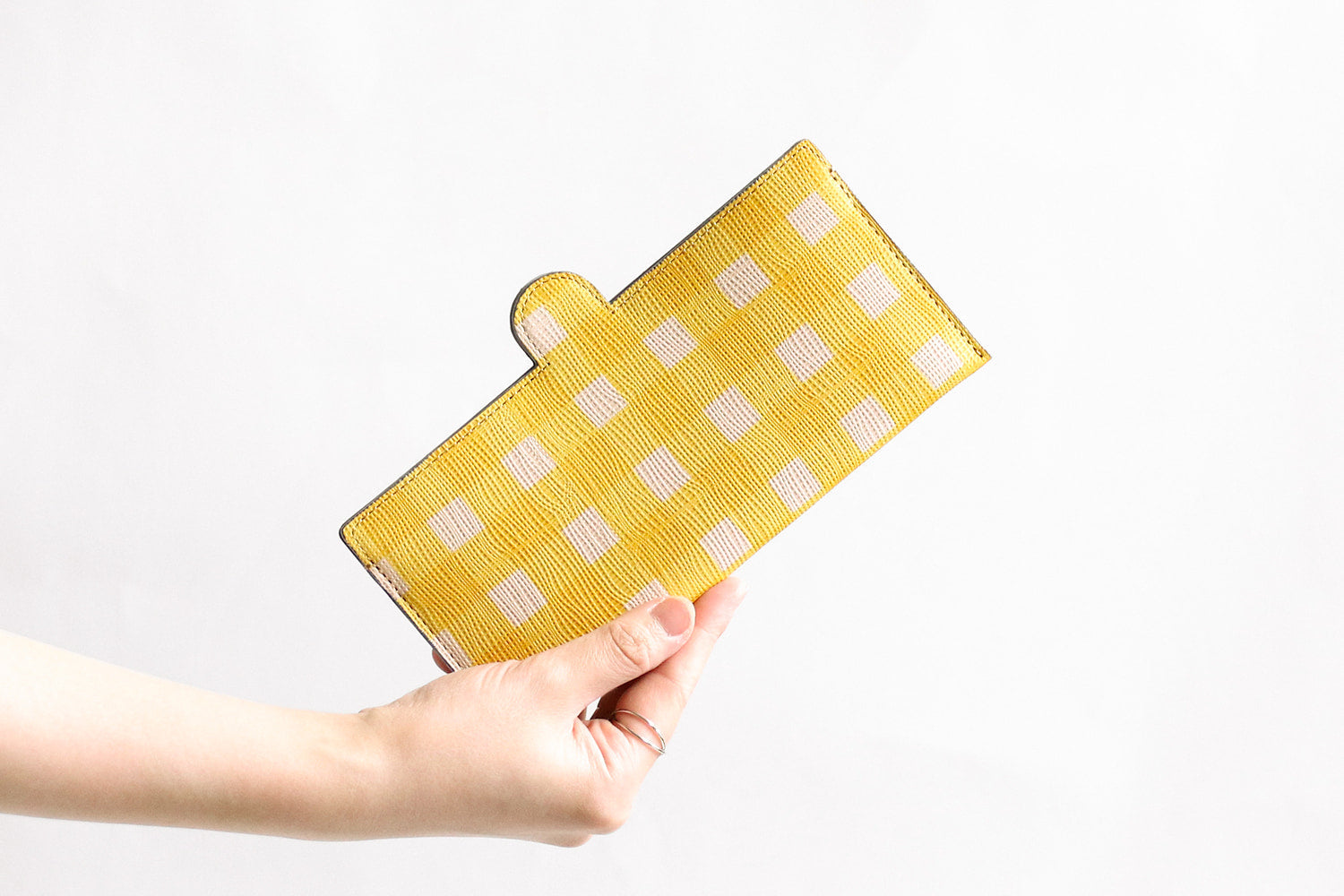 Neutral Gray Cruce An ultra-thin wallet with checkered paint for adults with a natural atmosphere.