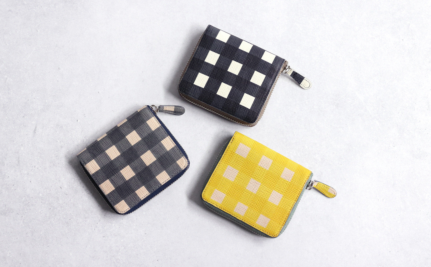 Neutral Gray Cruce A checkered paint wallet for adults with a natural feel.