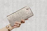 Neutral Gray  NP061 デイジーの型押しを施した美しいLファスナー長財布