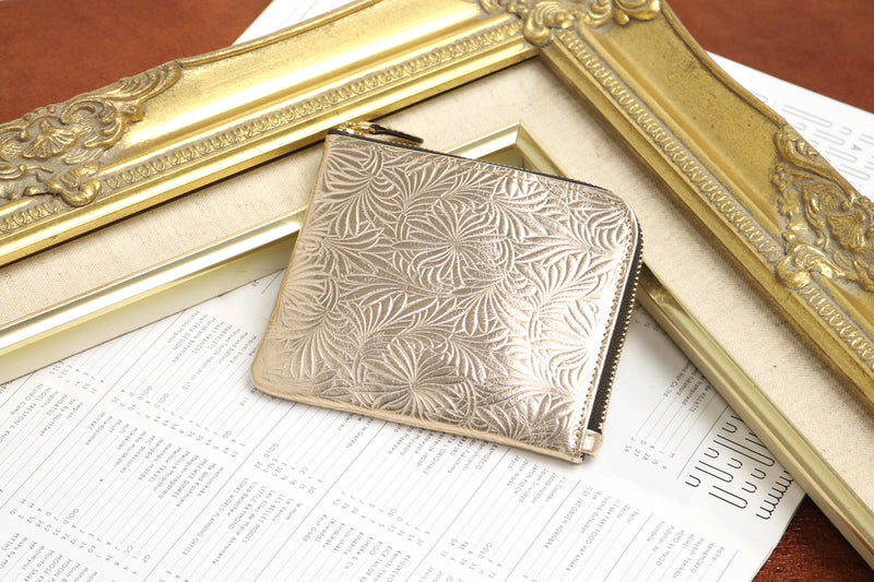 Neutral Gray  NP061 デイジーの型押しを施した美しいミニ財布