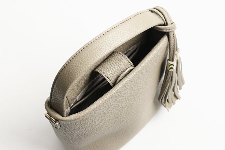 Atelier nuu / loop Gentle tones and soft Italian leather. Mini bucket bag with dangling tassels 