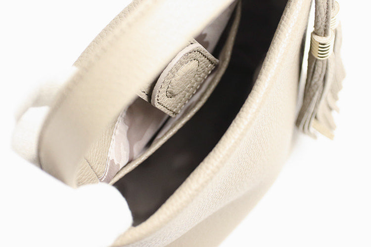 Atelier nuu / loop Gentle tones and soft Italian leather. Mini bucket bag with dangling tassels 