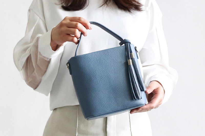 Atelier nuu / loop 優しいトーンの色味と、柔らかいイタリア革。 タッセルが揺れるミニバケットバッグ